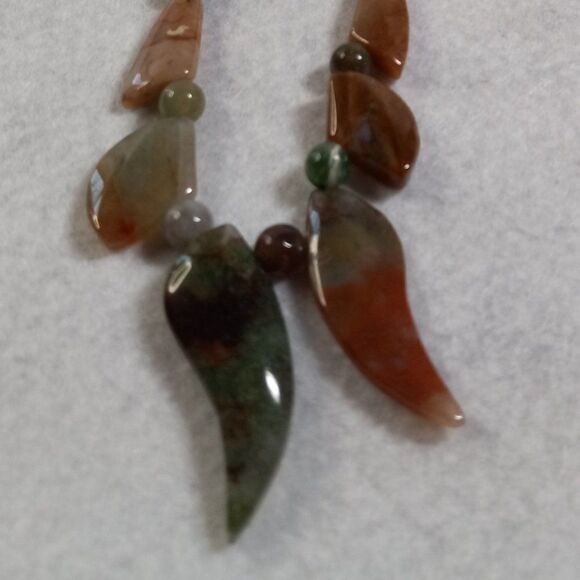 Beaded Polished Stone Chili Pepper Design Center Multiple shades Green Necklace - Picture 4 of 7